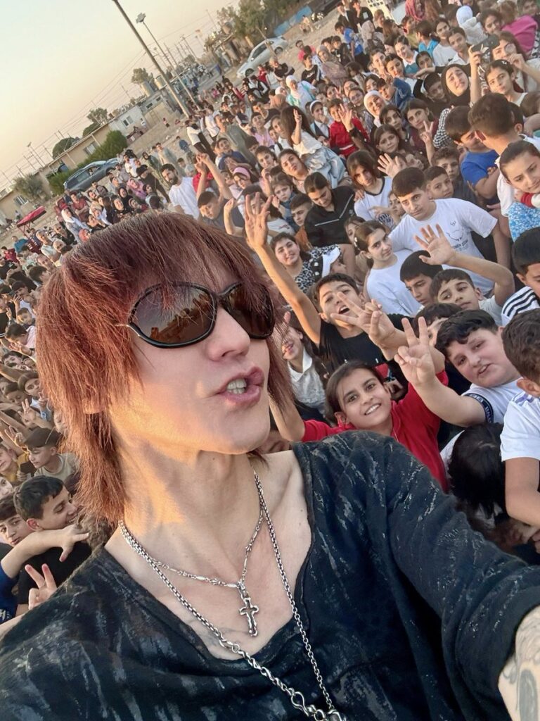 「LUNA SEA」のSUGIZO、シリア難民キャンプでライブ　「尊敬の念しかないです」「熱狂が伝わってきます！！」