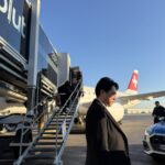 「色気ダダ漏れ」「カッコよすぎ」小泉防衛相、海外オフショが絶賛の嵐　黒コート姿で「どこの俳優かと」「映画のワンシーンみたい」