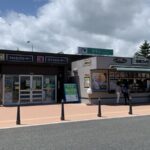 東北道のサービエリアをクマサンが占拠。高速道路でウ〇コできず苦しむドライバーたちが続出中