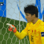 【サッカー】「ヘイヘイ 俺の目を見ろ お前のこと知ってるぞ」中国代表GKが挑発！ 日本代表 佐藤は完全無視…GKが飛んだ逆に決めPK成功