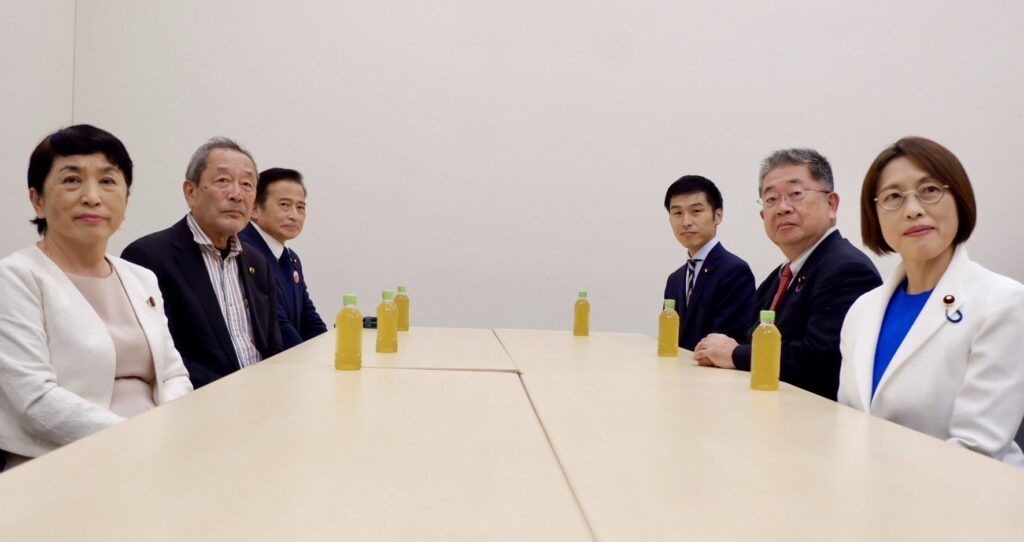 社民・ラサール石井氏「極右政権」に対抗すべく「新アベンジャーズ」結成に意欲、共産党と懇談