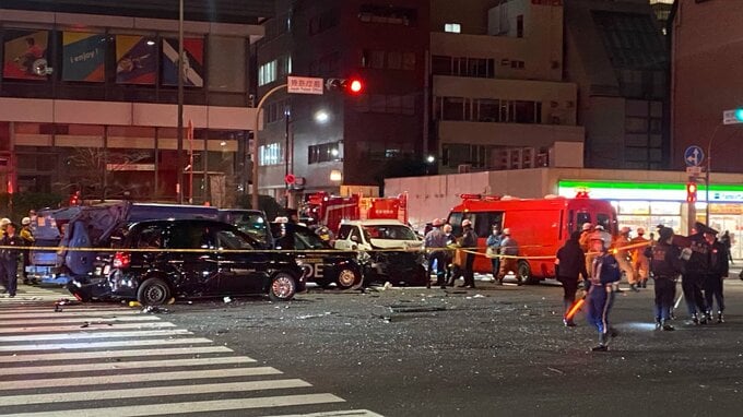 【速報】東京・港区の「特許庁前」交差点で車両6台絡む事故　6人負傷のうち2人が意識不明の重体