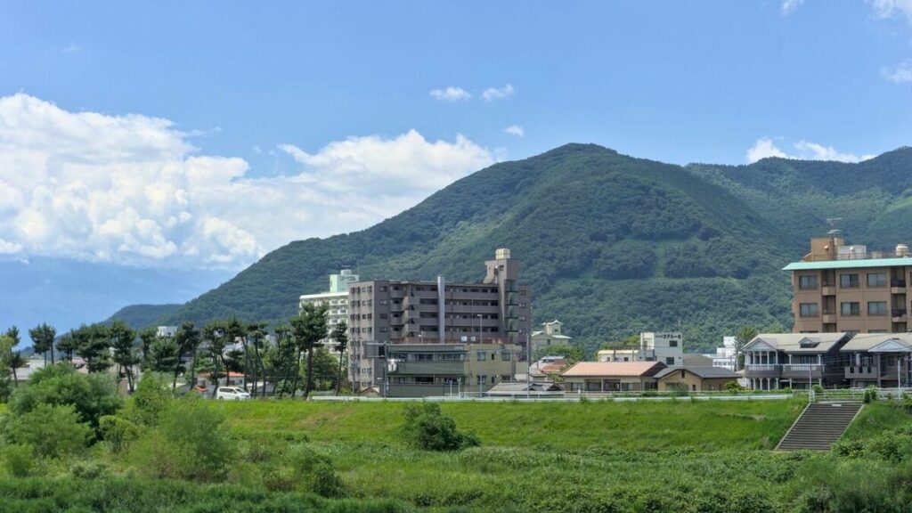 【山梨】温泉街で増える外国資本。地元のひと「ゴーストタウンになるより明かりがともり続けていた方が、まだいい」