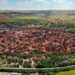 エレンやミカサが住む街に酷似！まるで『進撃の巨人』舞台…ドイツ･ネルトリンゲン市「非公式聖地」に同市観光課の答えは？