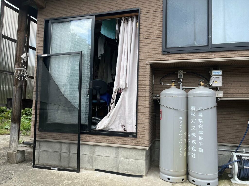 窓を開けたらクマ、外の飼い犬死ぬ