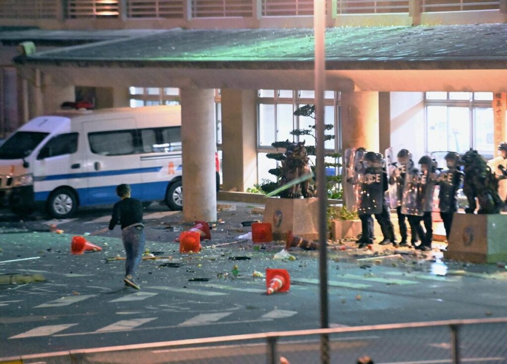 沖縄のバイク少年に警官が目に警棒突っ込み失明した事故で警察署襲撃した少年らに400万賠償命令