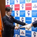 制服JK「お姉ちゃんと手をつないでもらっていい？」「(ｺｸﾘ)」ｷﾞｭｯ　迷子の男児を発見し匠の技で保護