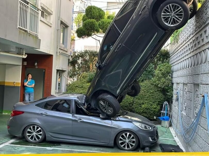 【韓国】 「空から車が落ちてきた？」驚愕の風景…駐車中の車を直撃、運転手は無事