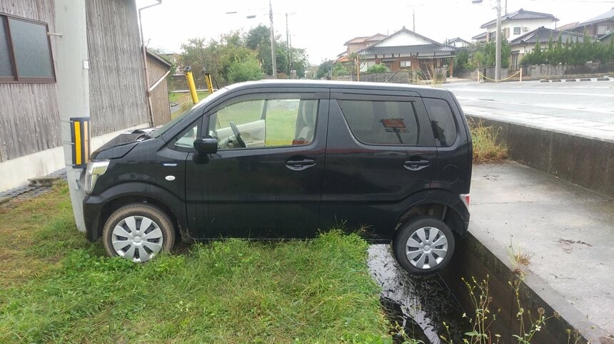 高齢者「ホームセンターに車を止めよう」→駐車場飛び出し車道横切り水路飛び越え電柱直撃