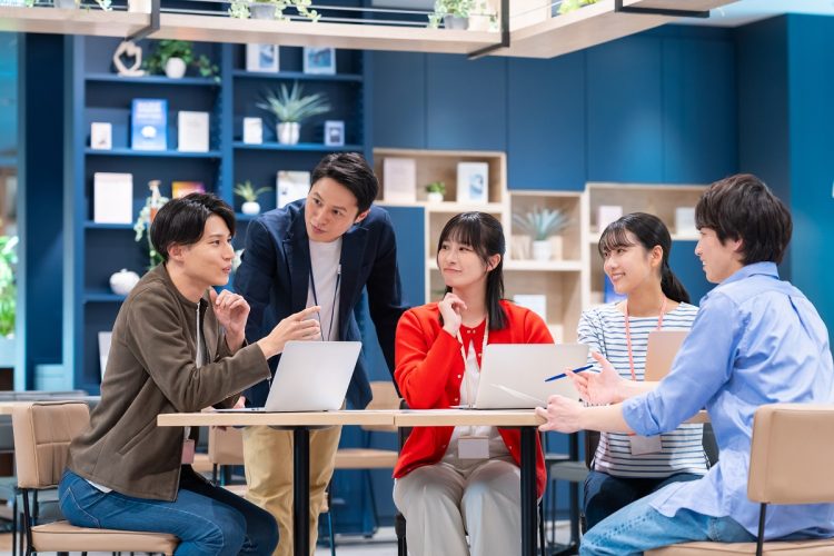 「商談の時はスーツを着るべき」？IT企業の若手はヒップホップミュージシャンのような恰好…カジュアル化するビジネスマンの服装