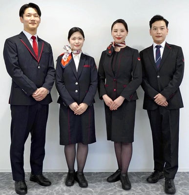 JAL、客室乗務員らのスニーカー着用を解禁…黒色の無地で制服となじめばOK