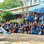 【JICA】埼玉の高校教諭、科学実験を披露　南アフリカで理科の魅力広める　勢いよく噴き出す無数の泡、会場から驚きと喜びの声上がる