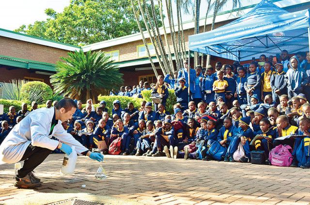 【JICA】埼玉の高校教諭、科学実験を披露　南アフリカで理科の魅力広める　勢いよく噴き出す無数の泡、会場から驚きと喜びの声上がる