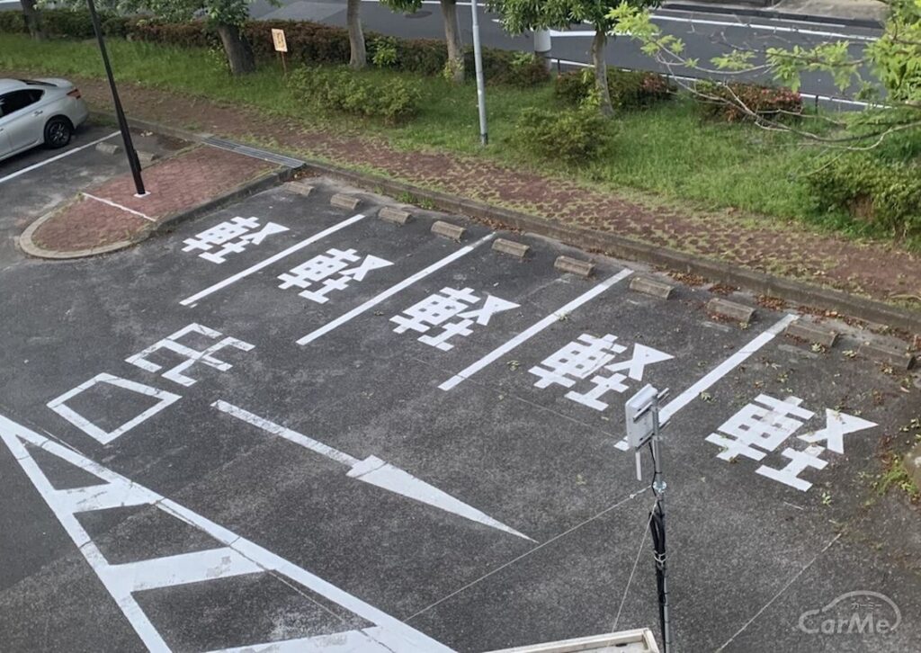 女さん、白ナンバーの軽自動車を軽専用の駐車スペースに停めた男性にブチギレ。これどっちが悪いんだ？