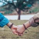 男女手を繋いでーってやると　男が3万人余ると判明　18歳　男56万人　女53万人