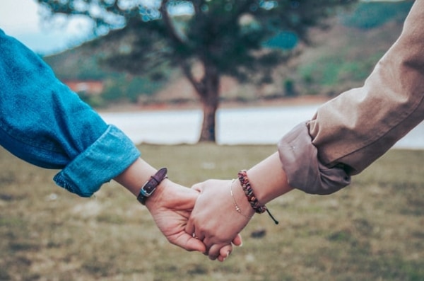 男女手を繋いでーってやると　男が3万人余ると判明　18歳　男56万人　女53万人