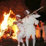 【大分】炎のせめぎ合い、奇祭「ケベス祭」開催 火の粉浴び悲鳴あげる