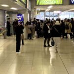 JR田町駅では消防車が待機、地下鉄三田駅はすし詰め状態　JR山手線全線運転見合わせ