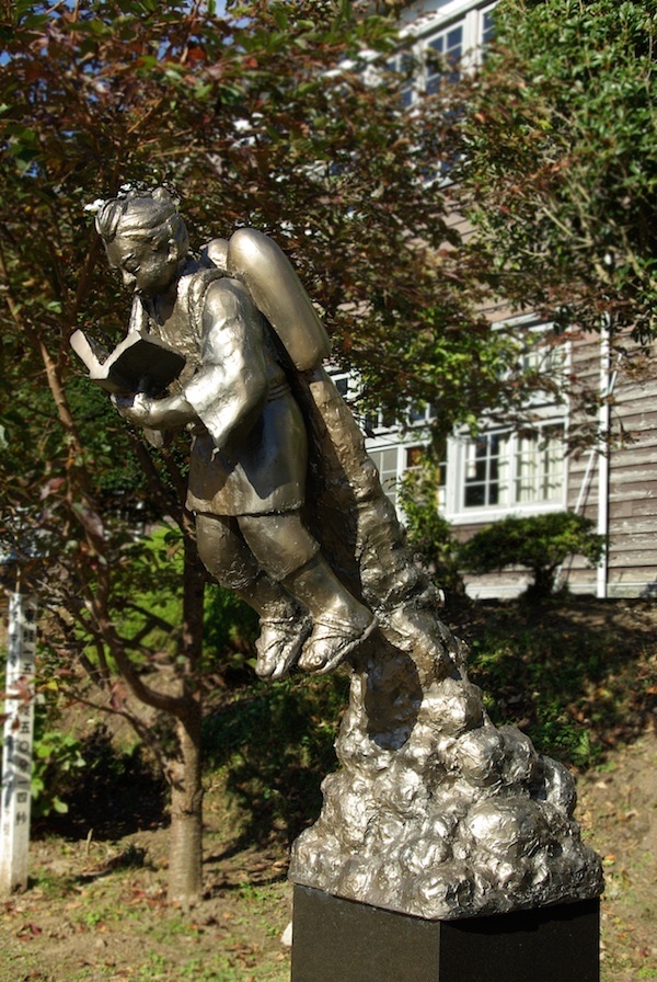 校舎から"二宮金次郎像"が盗まれ、金属買取業者に「3万4850円」で転売される被害…45歳男と64歳男を窃盗容疑で逮捕＿付近では類似の窃盗事件が複数発生＿警察が余罪捜査〈北海道美唄市〉