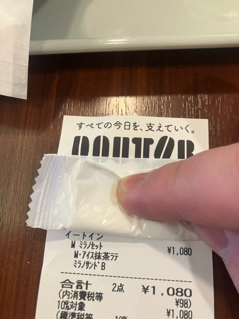 【悲報】ドトールで軽く頼んだだけで1000円超えて草