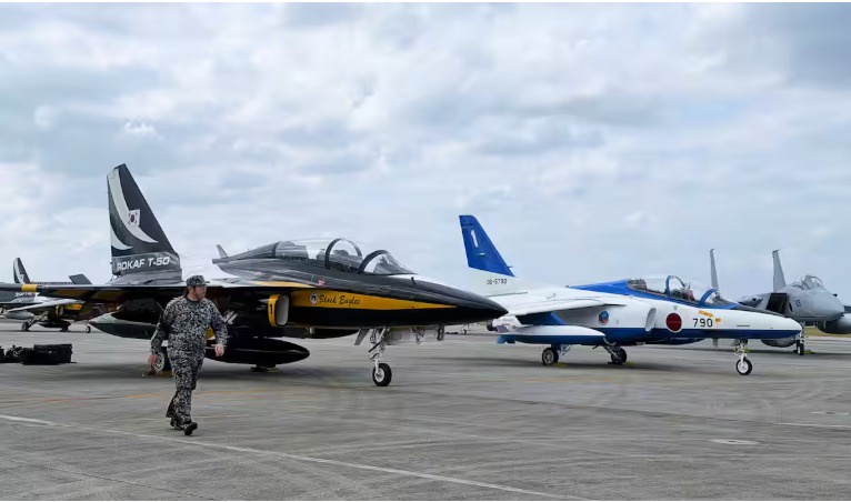 韓国空軍「ブラックイーグルス」が那覇基地に初着陸、初の給油支援実施　「ブルーインパルス」と交流