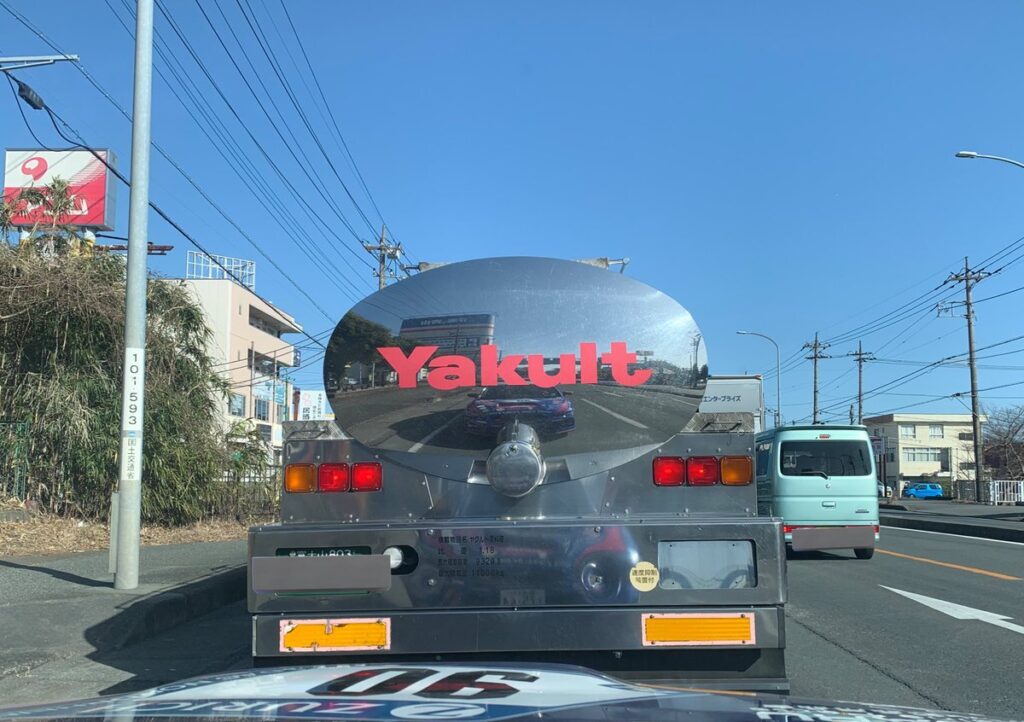 【この中はぜんぶヤクルトなんでしょうか？】→→ 中身はヤクルトMV、ヤクルト400、ヤクルトLT、ヤクルト1000などの原液の輸送をしてます