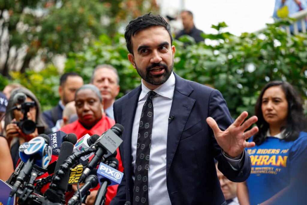 【NYに初のイスラム系市長？ウガンダ生まれのインド人イスラム教徒】NY市長選、マムダニ氏優勢。「億万長者との戦い」公約、トランプ氏は批判「共産主義者」