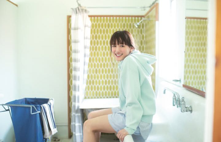 【芸能】40歳・綾瀬はるか、美脚に衝撃！　笑顔ショットに「びっくり」「可愛すぎます」「少女のよう」の声　カレンダー発売