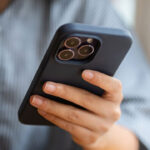 PCはわずか1％…ネット利用は“スマホ一強”に！シニアもスマホでネットが常識化