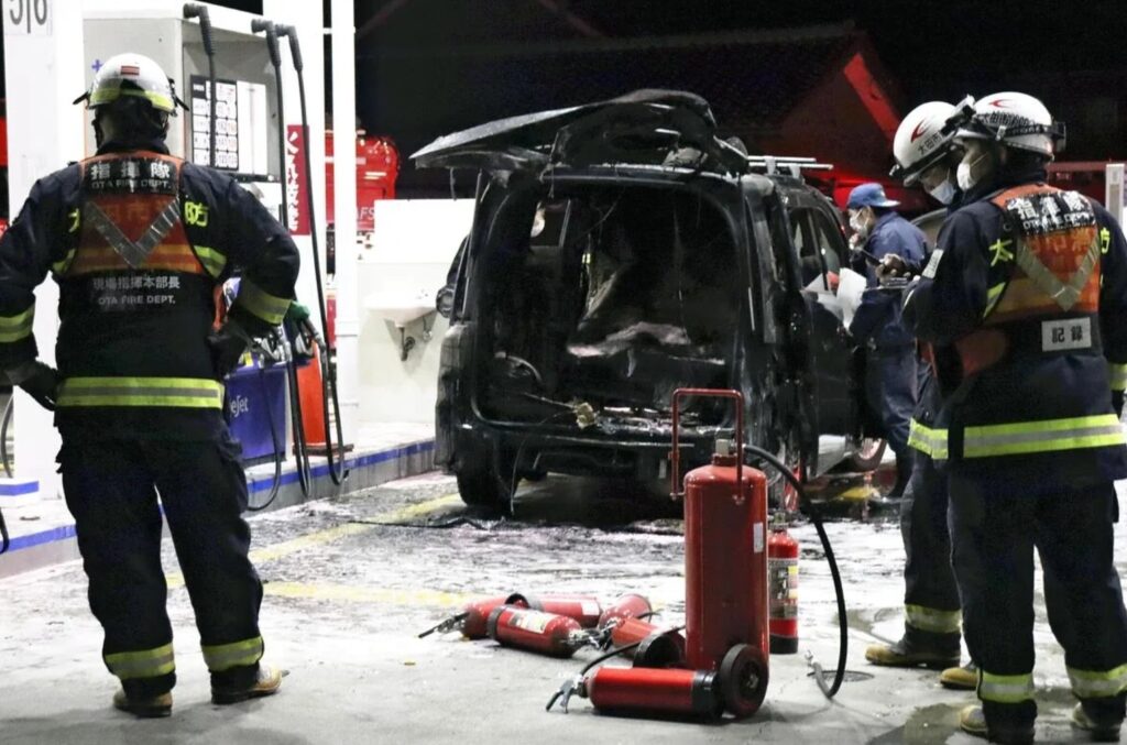 ガソリンスタンドで給油レーンに駐車中の乗用車全焼、乗っていた複数人は出火後に姿消す