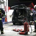 ガソリンスタンドで給油レーンに駐車中の乗用車全焼、乗っていた複数人は出火後に姿消す