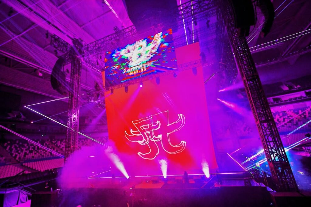 浜崎あゆみ、上海公演“14000席が空席”異例のステージ写真公開 　熱唱にファンから「胸が熱くなりました」「圧巻」