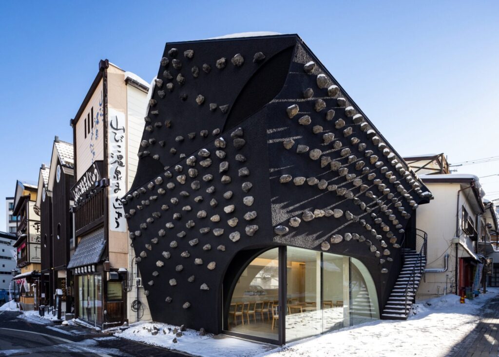 【画像】隈研吾が設計した草津温泉のペタペタ建築ｗ