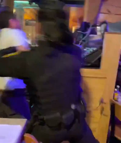 【話題】喧嘩上等の女性警官！！むちゃくちゃ強ぇぞ！！