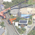 【岐阜】クレーン車のアームが住宅敷地内に突っ込む 作業中にバランス崩して横転 住宅の塀などにぶつかる