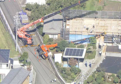 【岐阜】クレーン車のアームが住宅敷地内に突っ込む 作業中にバランス崩して横転 住宅の塀などにぶつかる