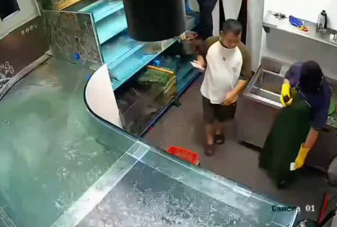 さすが中国　今度はアクリル製の生け簀が爆発してしまう