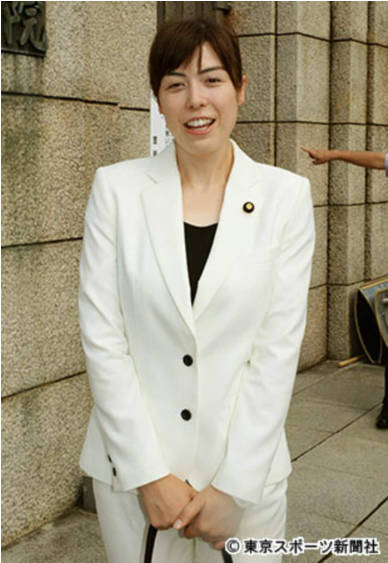 刀剣腐女子の小野田クールジャパン大臣、シェリル派だった。これは銀河系アイドルファンの支持を失うか