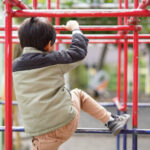 子供ヒグマ、3日連続で公園の遊具を占拠、昨日は射殺シーンを撮影しSNSでバズろうと札幌市民が殺到