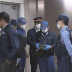 地下鉄に刺激臭のする袋！警察と消防が出動、有毒ガス検知できず！　→　体臭の染みたジャケットでした