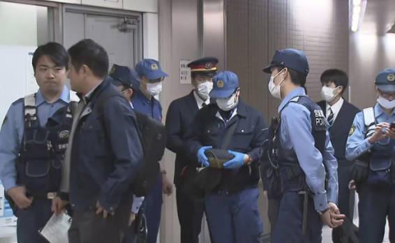 地下鉄に刺激臭のする袋！警察と消防が出動、有毒ガス検知できず！　→　体臭の染みたジャケットでした