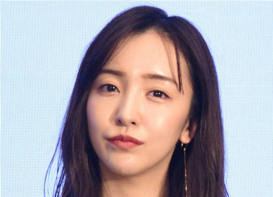 【悲報】板野友美さん、自身のチャンネルでタクシーを途中で降ろされた事を報告した結果