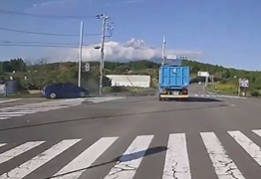 美しい富士山の初冠雪　それを背景にしたプリウスミサイルをご覧ください
