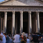 日本人観光客がパンテオンの壁から溝に落下、遺体回収のため門を破壊