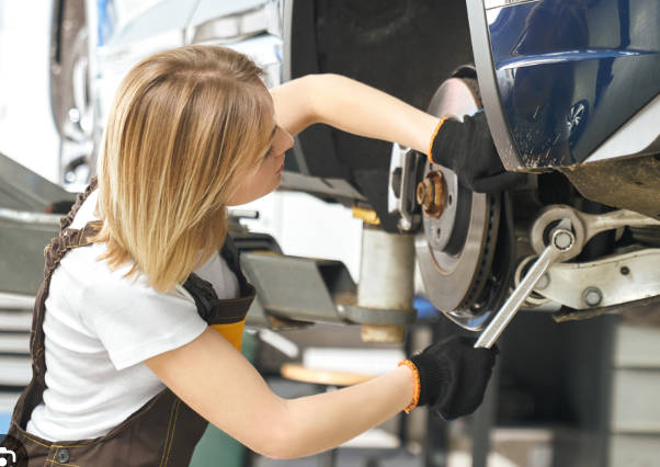 自動車整備工、求人倍率5倍超え　人手不足深刻、安全懸念も