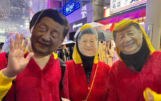 渋谷にて習近平氏のコスプレをした人が現れる