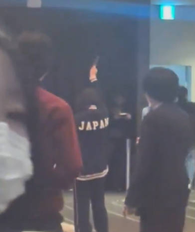 【動画】歌舞伎町のトー中でナイフを持った女が暴れ回る