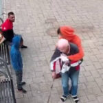 【アフリカ系犯罪】欧州の移民のガキ達。足の悪い高齢者を襲い、強盗