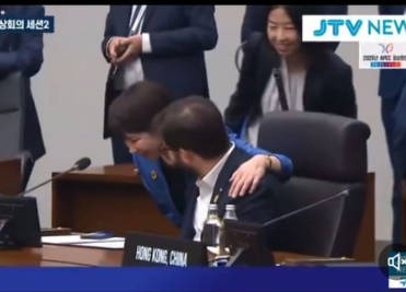 【パヨク発狂】パヨク『高市はセクハラだー！！』→→ ボリッチ大統領の公式アカウントが例のシーンに『恋するフォーチュンクッキー』の曲を乗せてめっちゃ好意的に反応