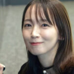 【芸能】吉岡里帆のサイン中の姿にSNSクギ付け 「なんてビジュだ」「サインボードに嫉妬しました」